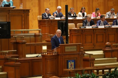 Premierul Ilie Bolojan în fața Parlamentului.Foto Dumitru Angelescu