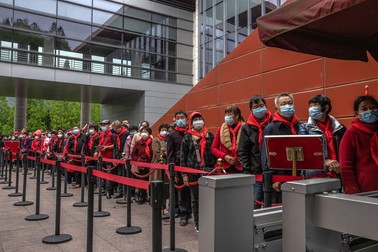 Numeroși turiști așteaptă să intre la Muzeul Revoluției din Jinggangshan | FOTO: EPA