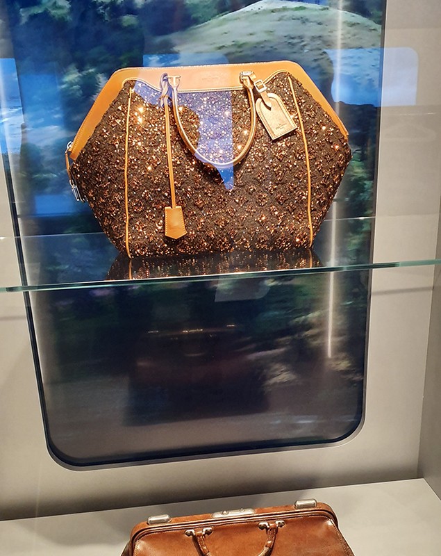 O afacere de miliarde de euro într-o capsulă a timpului. Cum a început istoria Louis Vuitton și ce legătură are iluzionistul Houdini cu renumitul brand