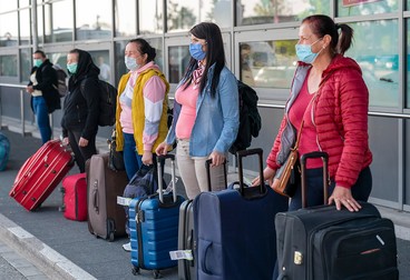 Muncitori sezonieri români pe aeroportul Karlsruhe / Baden Baden din Rheinmuenster, Germania / EPA