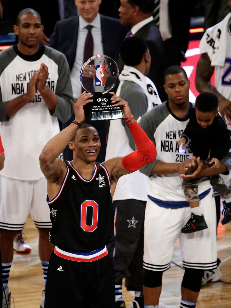 Russell Westbrook, cu trofeul acordat MVP-ului partidei FOTO: epa.eu