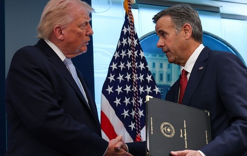 John Ratcliffe (stânga), directorul CIA, surprins în timp ce dă mâna cu Donald Trump Sursa foto: GettyImages