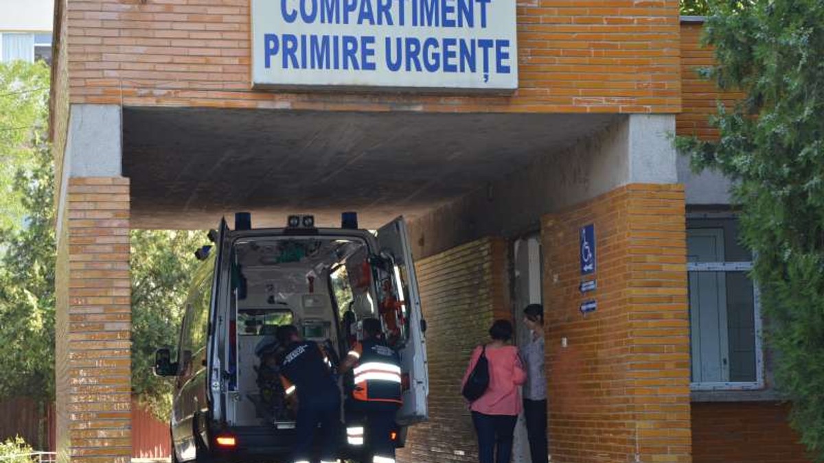 Două clanuri de rromi s-au bătut cu săbii și topoare la spitalul din Bârlad. Poliția a reținut trei persoane