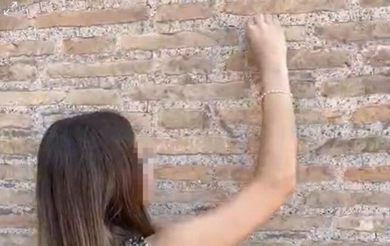 Un nou act de vandalism la Colosseum. O adolescentă din Elveția și-a scrijelit inițiala numelui, părinții au apărat-o: „Cu ce a greșit?!”