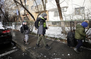 Trei dintre copii, bucurându-se de zăpadă | Foto: Dumitru Angelescu / Libertatea