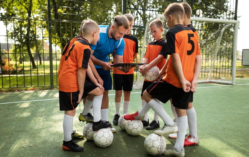 Cum să ajuți comunitatea să facă mai mult sport prin amenajarea unui teren cu gazon artificial