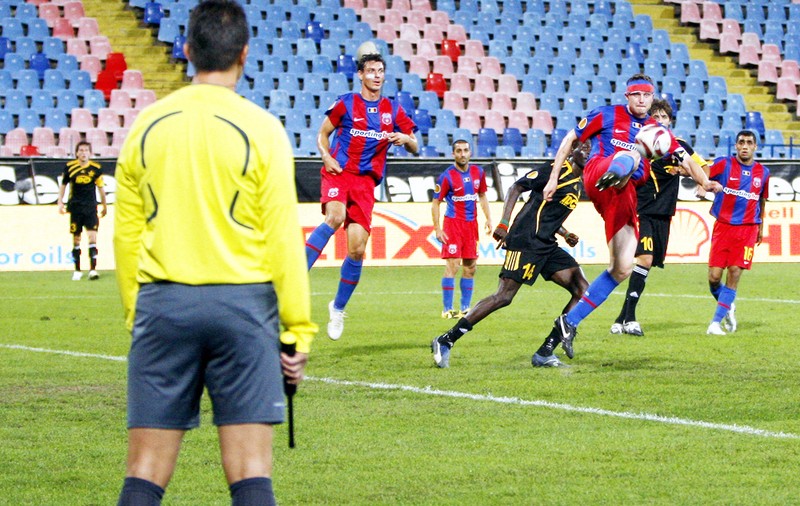 UEFA extinde experimentul cu 5 arbitri în Liga Campionilor şi la Euro 2012