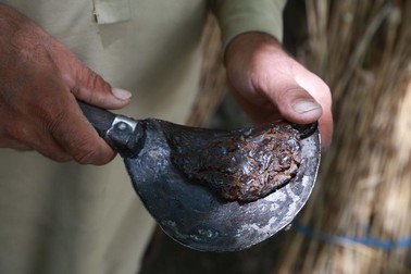 epa08861293 Farmers are extract opium (raw heroin) from poppy buds and preserve them in Khogiyani district of Nangarhar province, Afghanistan, 19 June 2020. (issued 04 December 2020) Since the fall of the Taliban regime in 2001, thanks to the US invasion, the Afghan government and the international community have spent more than $ 9 billion to end opium cultivation, without success. Afghanistan remains the producer of 80% of the world's heroin. EPA-EFE/GHULAMULLAH HABIBI