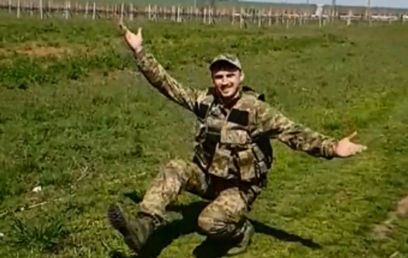 Soldat ucrainean care dansează pe front: „Așa voi sărbători victoria”. Clipul a devenit viral