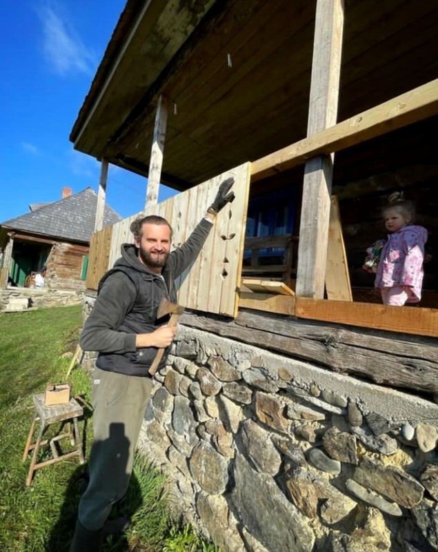Imagini cu pensiunea neterminată din Maramureș a lui Sorin Brotnei. Are hambar și ciubăr: „Mi-am făcut raiul meu”