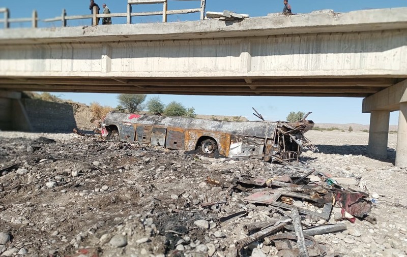 Cel puțin 41 de oameni au murit în Pakistan după ce un autobuz a căzut de pe un pod și a luat foc