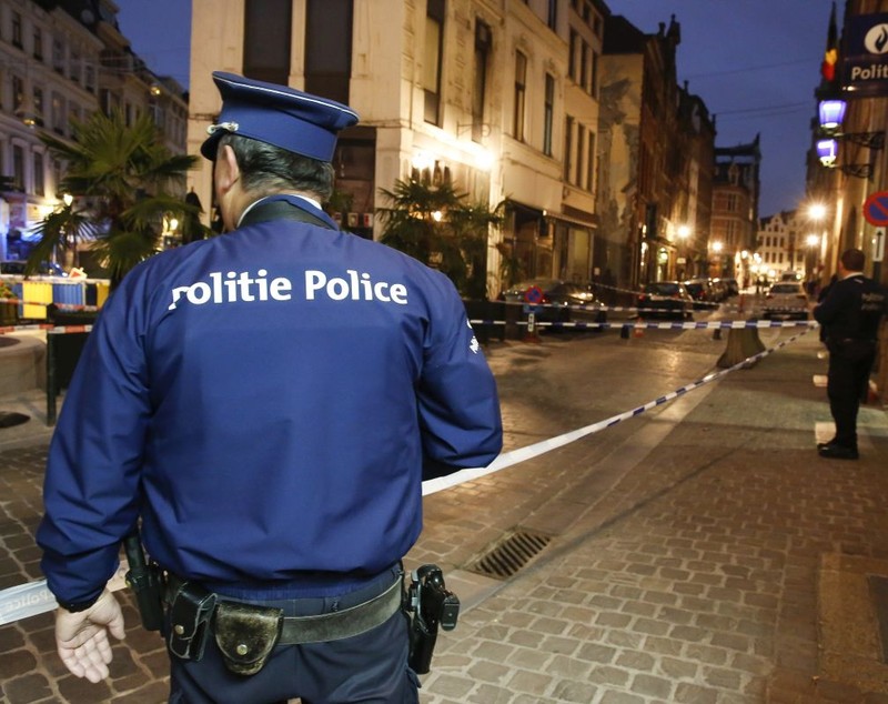 Atac cu cuțitul în fața unei secții de poliție din Bruxelles. Un polițist a fost înjunghiat
