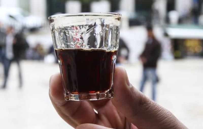 Alcool de CONTRABANDĂ în CLUBURILE BUCUREȘTENE! În rețeaua traficanților apare și o pensionară