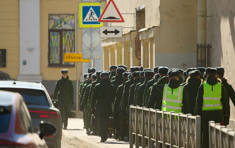 O nouă mobilizare mascată în Rusia: companiile, fabricile și universitățile au primit cote de recrutare în armată. Cum comentează Kremlinul