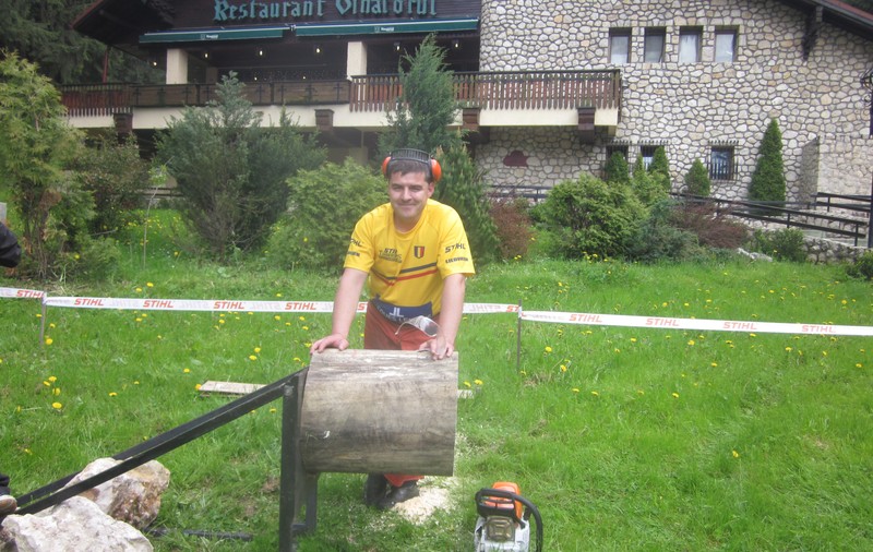 Taie un tir de lemne la antrenament 