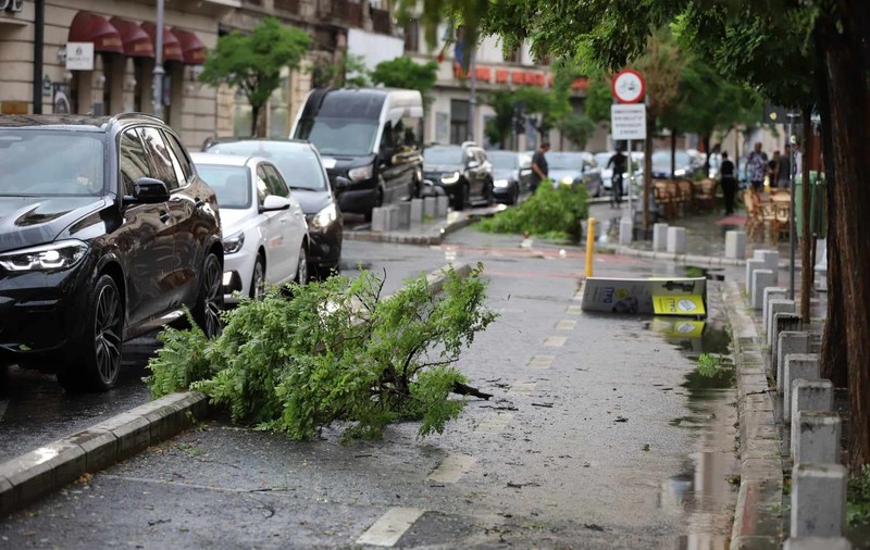 Furtună în București. Cod portocaliu anunțat de meteorologi, mesaj greșit trimis prin RO-Alert
