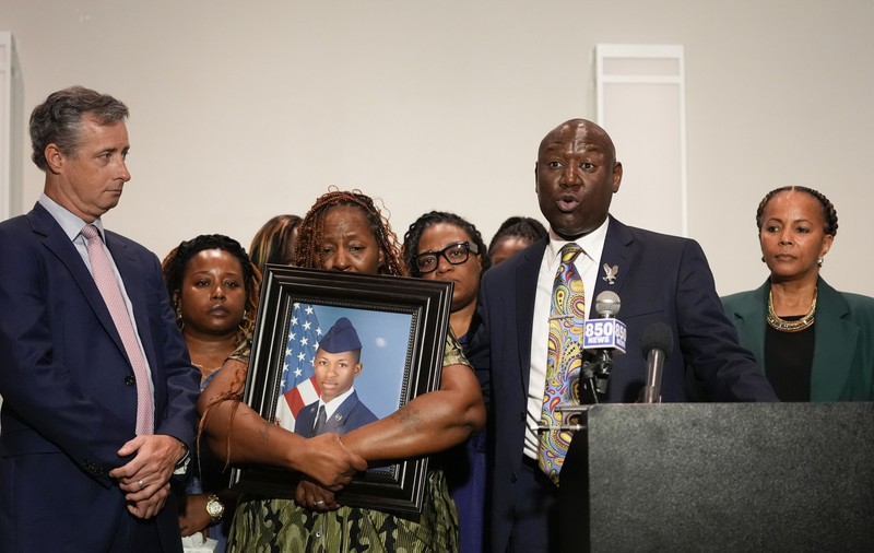Familia unui militar afro-american cere dreptate, după ce a fost ucis de un polițist care a intrat cu forța în apartamentul greșit