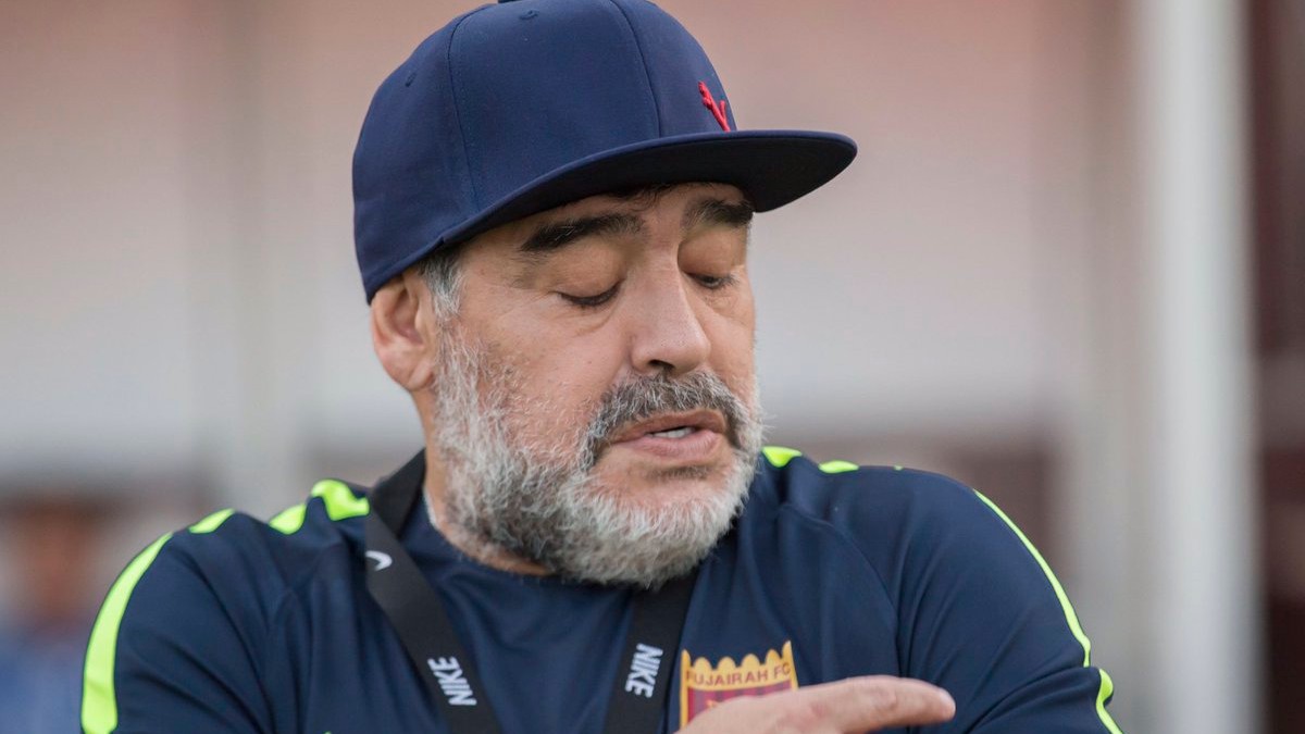 Măsură fără precedent luată de Napoli înaintea partidei cu Manchester City, din Liga Campionilor. Suporterii nu pot intra pe stadion purtând curele la pantaloni. Măsura se va aplica şi jurnaliştilor, însă nu e valabilă şi pentru staff-urile celor două echipe. Fanii care nu-şi lasă acasă curelele trebuie să le predea înainte de intrarea pe stadion. Decizia italienilor a fost criticată dur de Kevin Parker, secretarul general al Manchester City Supporters Club. "E ridicol, absolut o nebunie. Ştiu că ei au avut probleme cu fanii lui Napoli care folosesc curelele ca arme, dar de ce să le interzici curelele suporterilor lui City?", a declarat Parker. Conducerea lui Napoli a luat această măsură după ce un fan al trupei din sudul Italiei a fost reţinut în Anglia, la meciul tur, după ce a participat la o bătaie folosind, printre altele, cureaua ca armă. Agresorul a fost condamnat în Marea Britanie la cinci luni de închisoare şi nu va mai putea asista niciodată la meciuri disputate în Insulă.