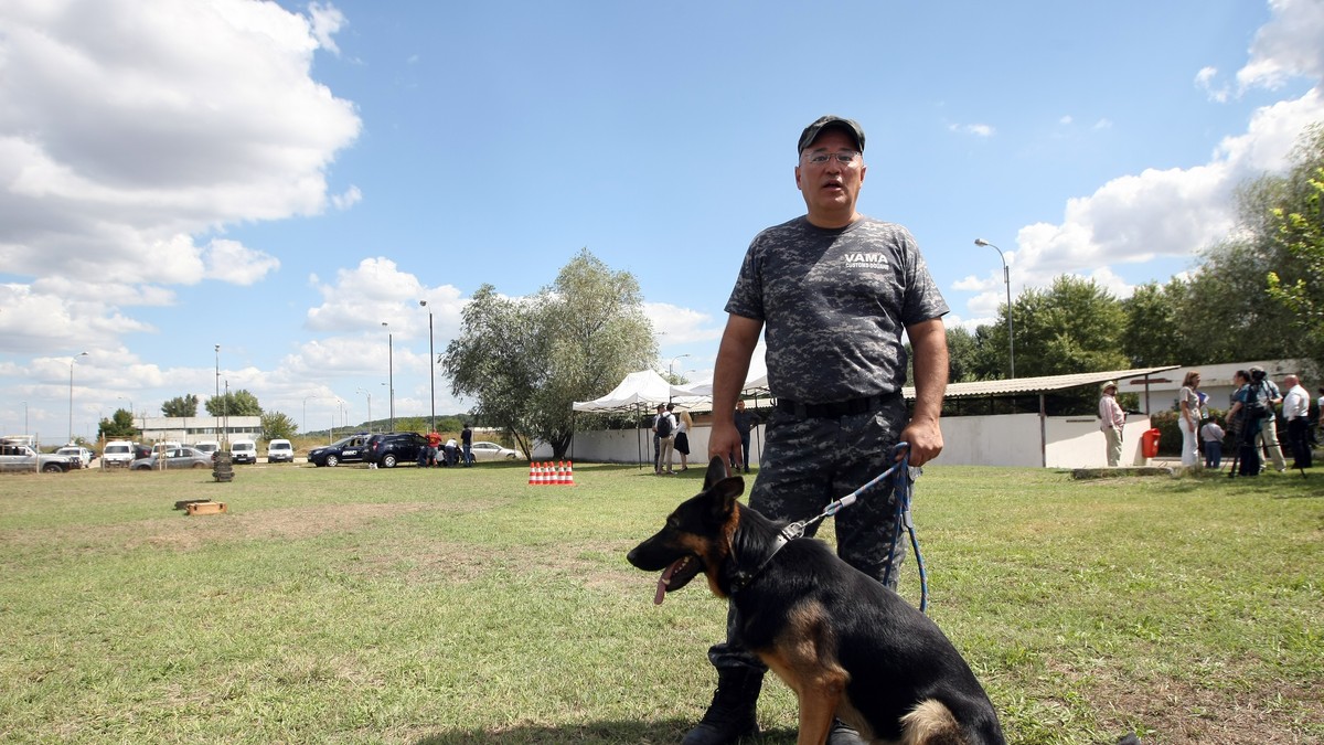 Inspectorul vamal Doru Gârlea și cățelul său Max fac o echipă redutabilă în Vama Sculeni, Iași, țn lupta cu contrabandiștii de țigări