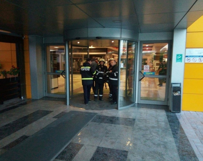 Tavan prăbușit într-un centru comercial din Vaslui. Trei persoane, printre care un copil de un an, rănite