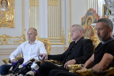 Noul antrenor al FCSB, Bogdan Andone (S), este prezentat oficial in cadrul unei conferinte de presa sustinuta de finantatorul echipei, Gigi Becali (C), alaturi de directorul sportiv al formatiei, Mihai Stoica (D), miercuri, 5 iunie 2019, in Bucuresti. ALEXANDRU DOBRE / MEDIAFAX FOTO