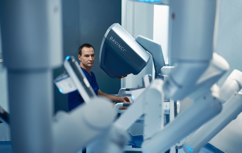PREMIERĂ în chirurgia robotică: Pacientă cu hernie incizională gigantă, operată robotic prin cea mai modernă tehnică chirurgicală de reconstrucție a peretelui abdominal