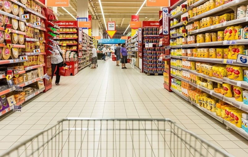 Lege pentru alimentele aproape de expirare. Magazinele, obligate să reducă prețul sau să le doneze