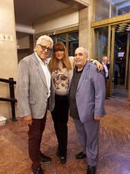 Laura Stone în foaerul Sălii Palatului, încadrată de soțul său, contele Philippe Batchinsky (stânga) și promoterul concertistic Stoian Anghel