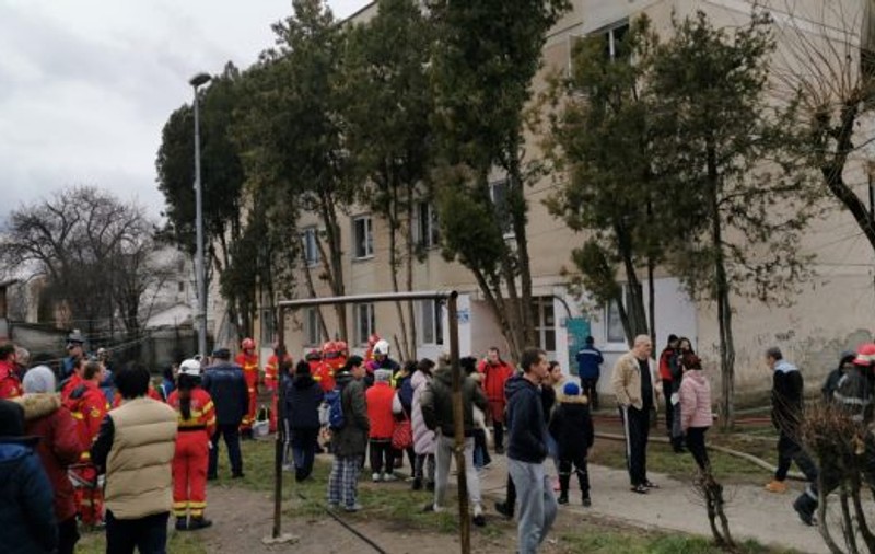 Incendiu într-un bloc din Târgu Mureș. Zeci de oameni au fost evacuați