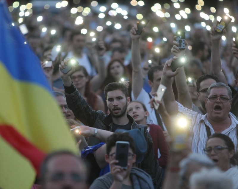 FOTO&VIDEO/ Câteva mii de persoane au protestat în Piața Victoriei, joi seară