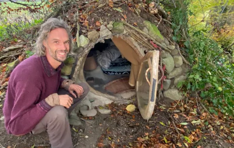 Omul modern al peșterilor. Un elvețian trăiește de câțiva ani într-o grotă săpată pe proprietatea sa: „Am chiar și WiFi”