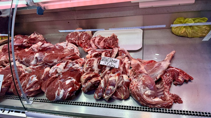 Am mers în Obor să vedem cât costă kilogramul de carne de miel pentru Paște 2026. Foto: Libertatea