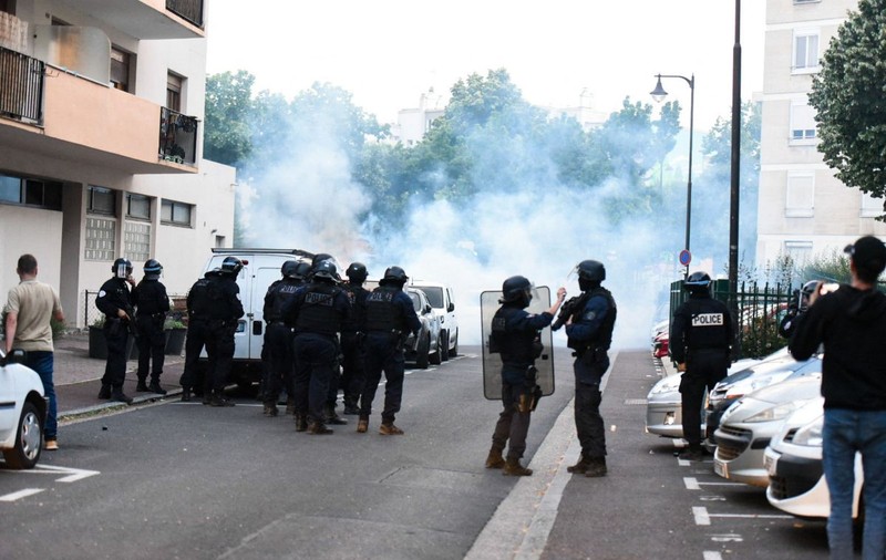 Cazul tânărului ucis de polițiști înfurie Franța. Macron spune că moartea „e impardonabilă”, dar cere calm. Mama tânărului vrea „un marș al revoltei”