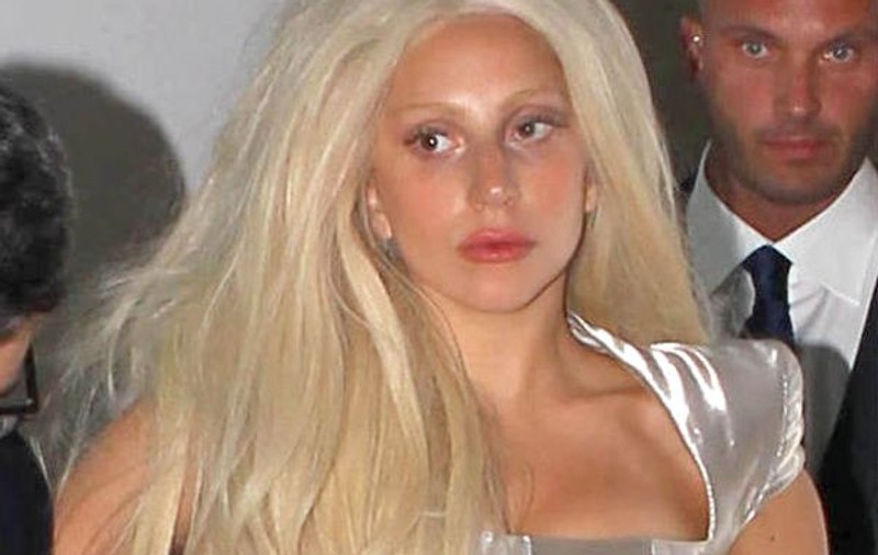 HOT DE TOT! LADY GAGA, GOALĂ PUŞCĂ ŞI CU PICIOARELE DESFĂCUTE! | FOTO