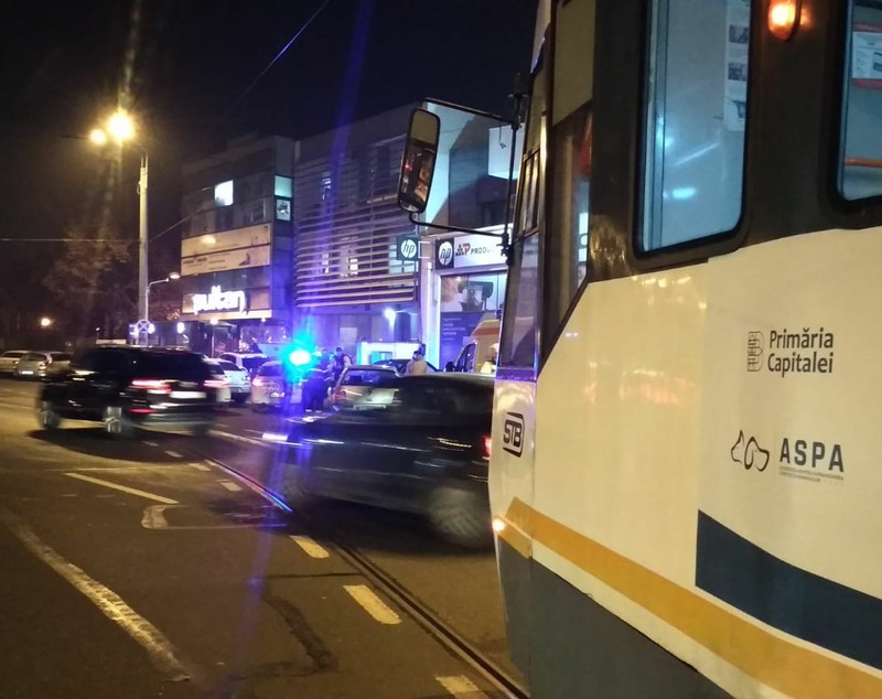 ȘTIREA MEA/ Un tramvai și două mașini au fost implicate într-un accident în București, la Piața Muncii |FOTO