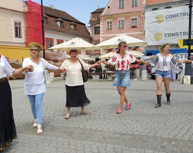 Ziua Universală a Iei | Actorul Toma Cuzin din Las Fierbinți a defilat în cămașă românească în satul lui Brâncuși