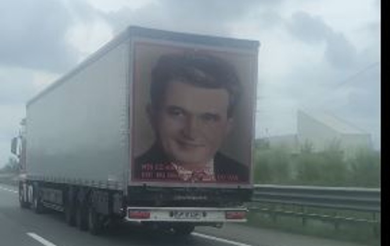 Omagiu lui Ceauşescu pe un TIR românesc filmat în Italia: „Noi ce-am construit / Voi nu reuşiţi să daţi cu var”
