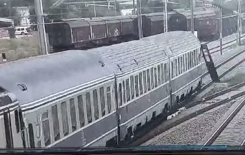 Imagini cu momentul în care uşa unui vagon de tren cade în mers. CFR Infrastructură: CFR Călători a mințit în comunicatul oficial