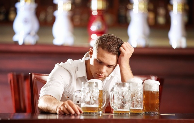 1 Mai în carantină. Avertismentul specialiştilor: nu e un momentul pentru abuzul de alcool. Spitalele refuză cazuri de intoxicare