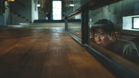 Tatăl sărac ajunge sus, dar oare ce înseamnă asta? / Foto: CJ Entertainment