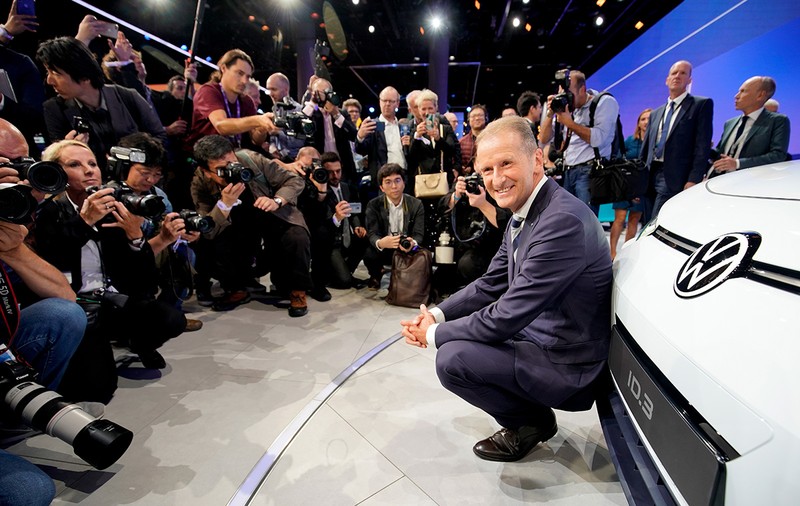 Șeful Volkswagen: Trecerea la mașini electrice este o “problemă de supraviețuire”