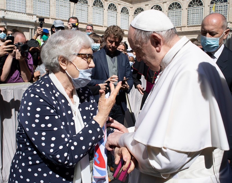 Papa Francisc a sărutat brațul unei supraviețuitoare de la Auschwitz, pe care avea tatuat numărul din lagăr
