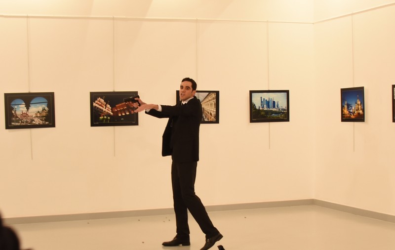 Autoritățile turce vor să afle de asasinul ambasadorului rus la Ankara nu a fost capturat în viață