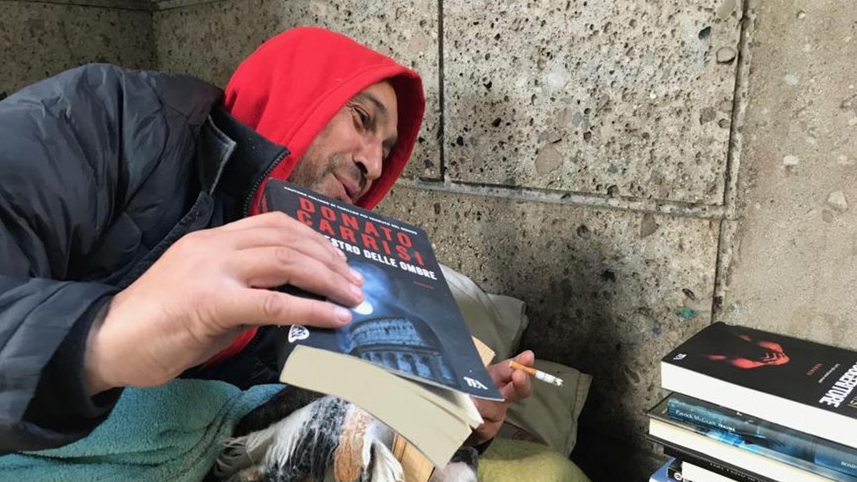 Un cerșetor român din Milano i-a impresionat pe italieni cu pasiunea sa pentru cărți