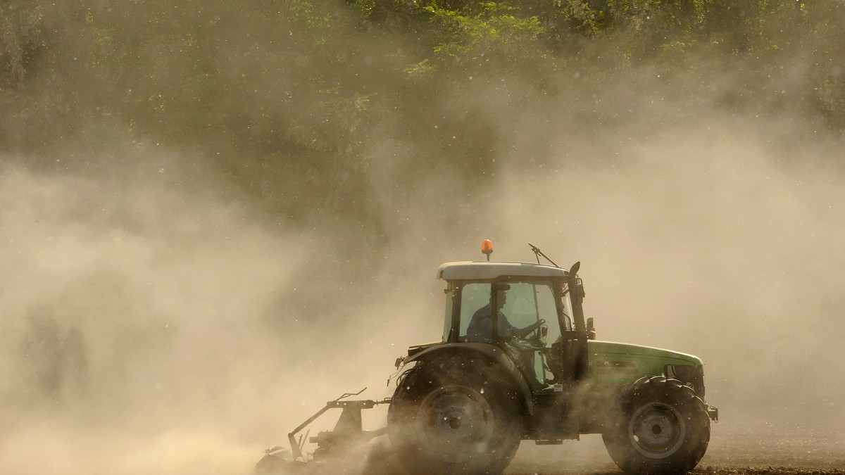 Tractor pe câmp