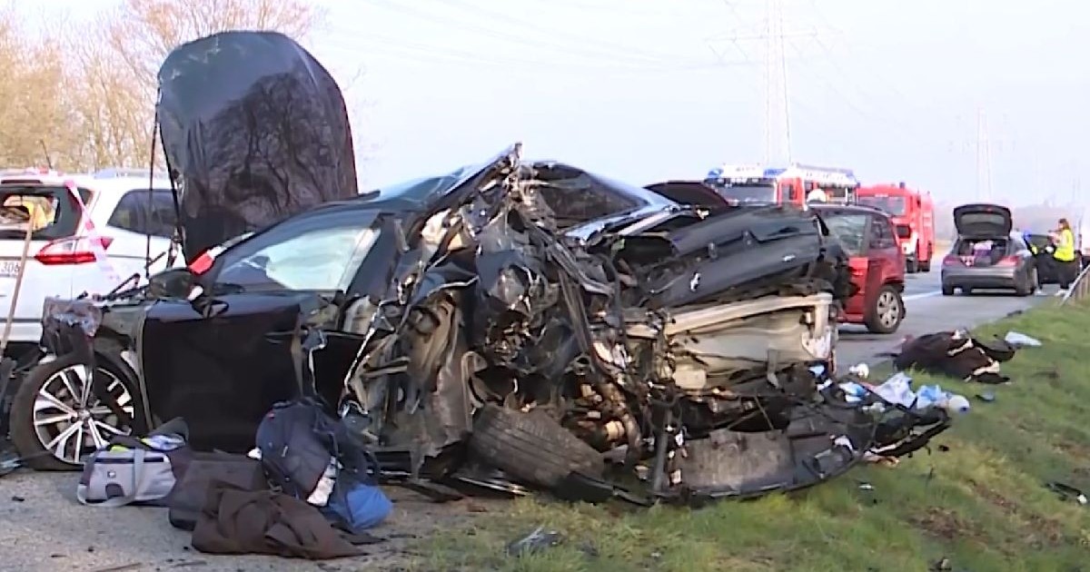 Mașină de culoare neagră distrusă după un accident