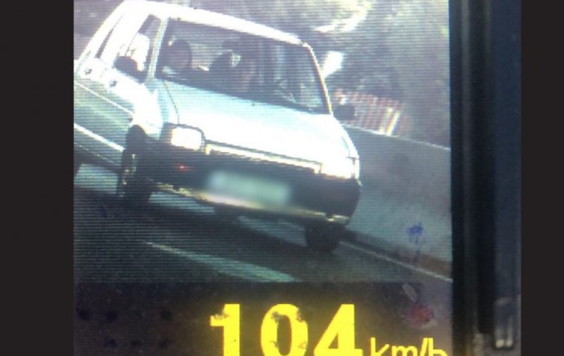 Şoferul unui Tico, prins de poliţiştii prahoveni conducând fără permis şi cu 104 km/h