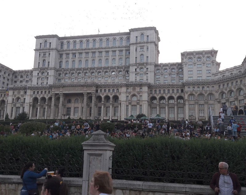 FOTO/ Soluția găsită de Primărie pentru concertul lui Rod Stewart. Pasarele montate pentru ca oamenii să poată intra în curtea Parlamentului