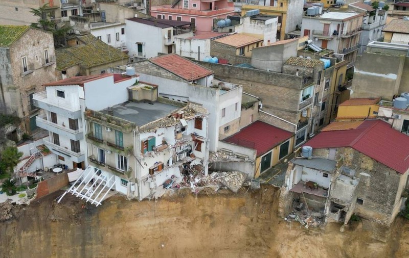 Un bărbat și-a construit cu propriile mâini casa la care visa, iar 50 de ani mai târziu a rămas fără nimic: „Mi-a căzut și inima în prăpastie”