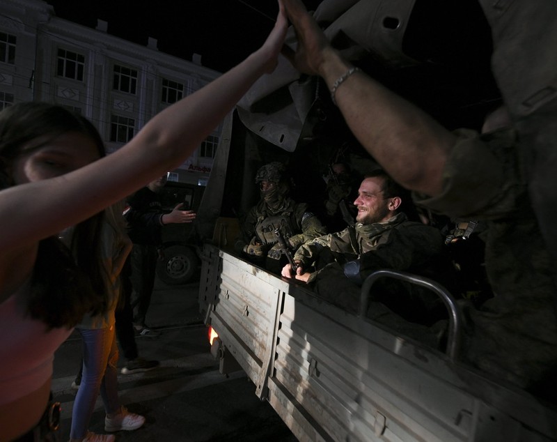 Scene suprarealiste în Rostov: „Vă mulțumim tuturor, Wagner a ținut un concert, care s-a încheiat”, a răsunat apelul în momentul în care s-a anunțat plecarea trupelor lui Prigojin